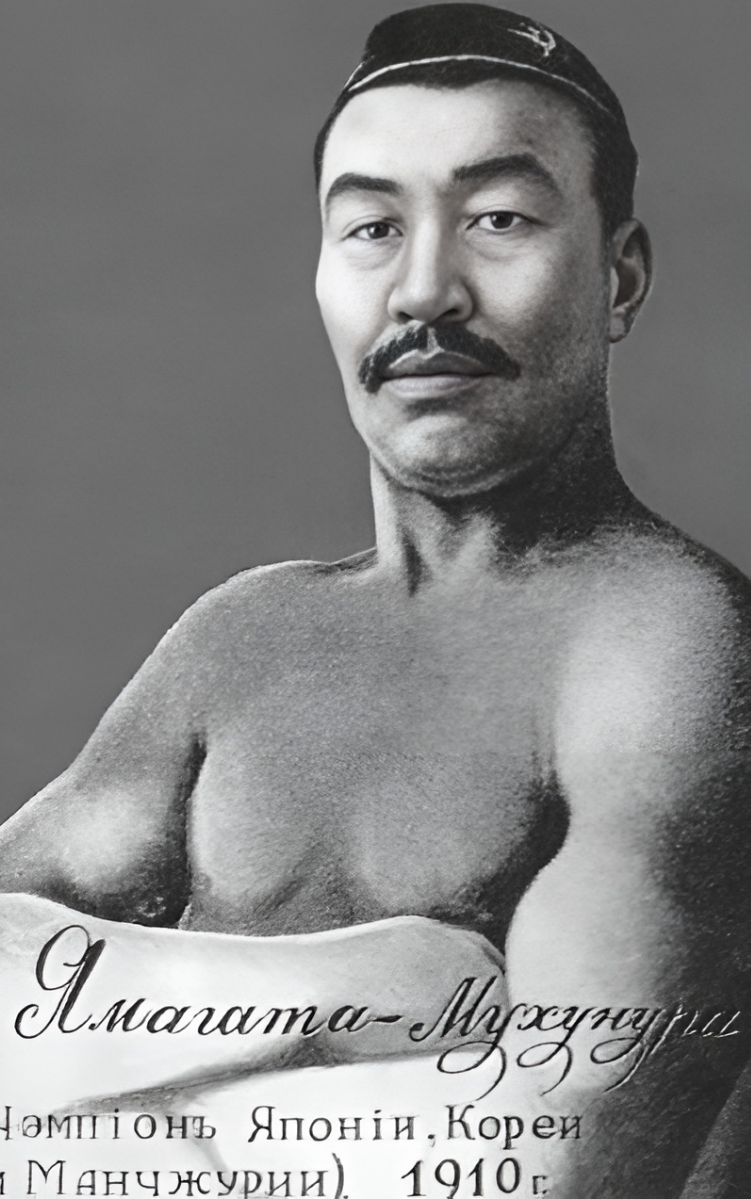 Интернетте кешкі көйлектегі стриптизді қараңыз