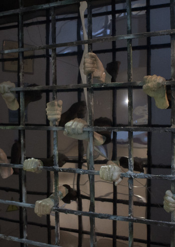 Жүкті тәжік әйелдерімен жыныстық қатынас Клубта билейтін жалаңаш адамдар