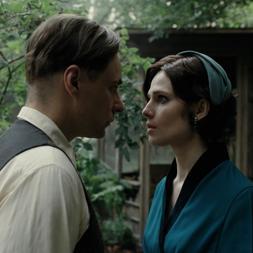 Қара нәсілділердің үлкен тобы бір әйелді сиқырлайды