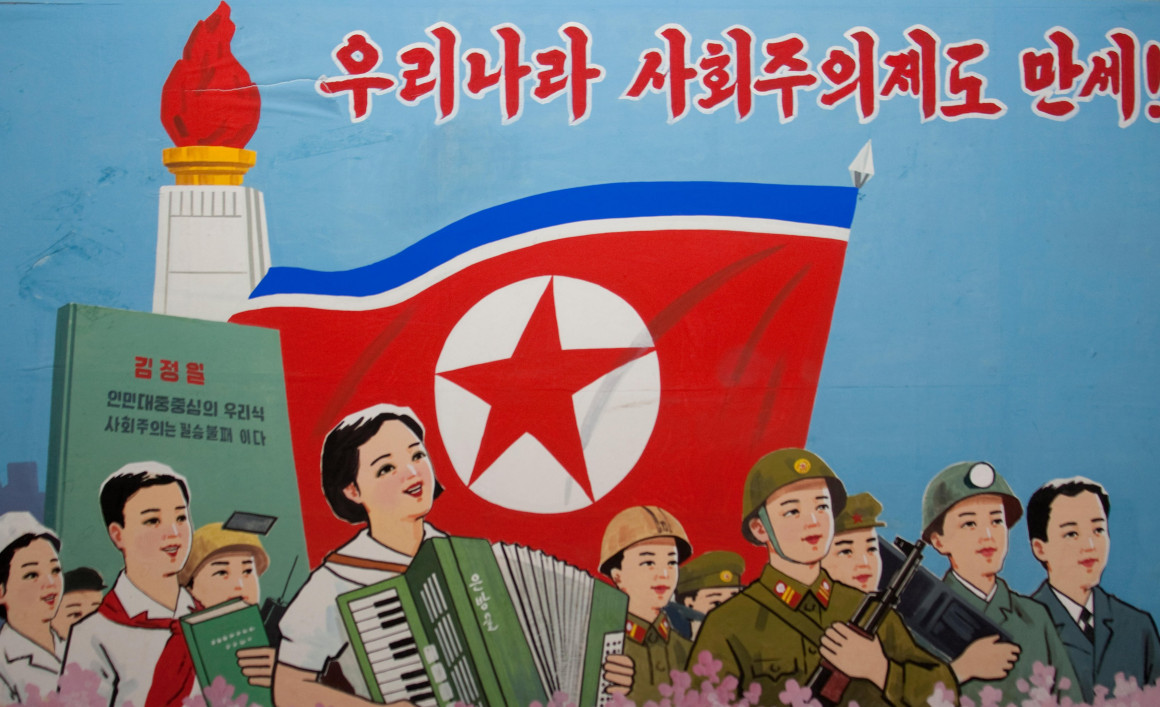 Ол қарсылық көрсетті, содан кейін порноға берілді.