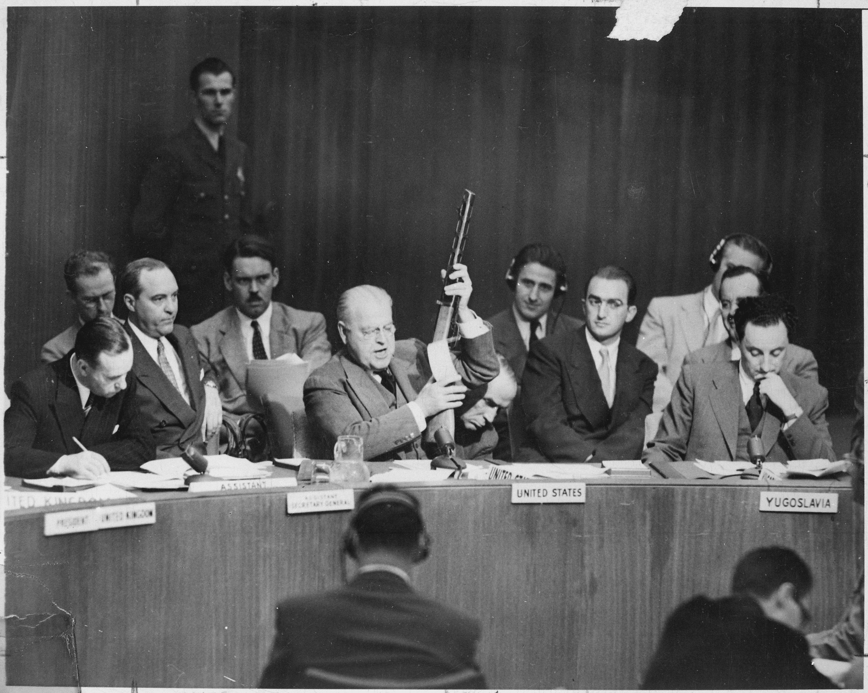 At U.N. Security Council, Warren Austin, U.S. delegate, holds Russian-made submachine gun dated 1950, captured by American troops in July 1950. He charges that Russia is delivering arms to North Koreans. 18 сентября 1951/Wikimedia Commons