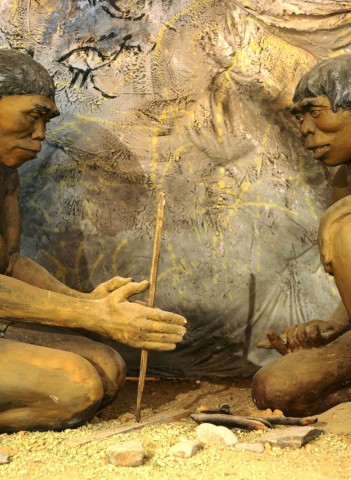 Әдемі жас қыз стрингердің үстінде керемет еңкейеді. Орыс студенттік порно анал онлайн видео