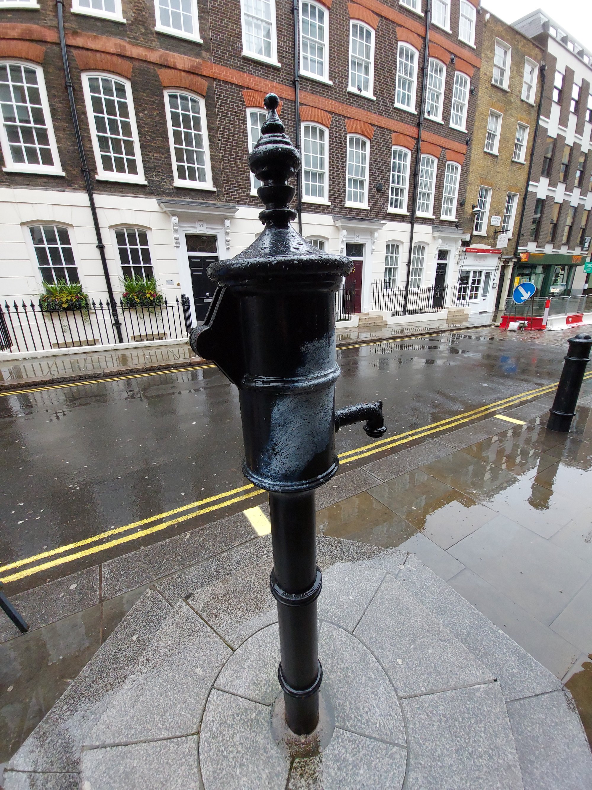 A replica pump commemorating the outbreak and John Snow's investigation of it/Wikimedia commons