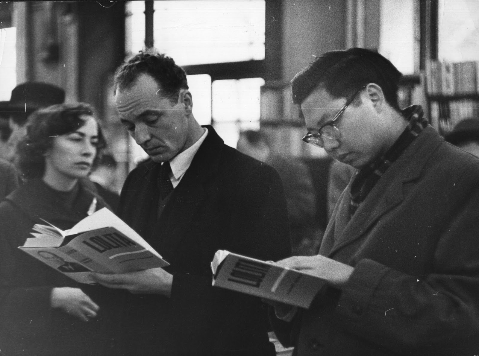 1959 жылғы 7 қараша: Лондон кітап дүкенінің сатып алушылары Владимир Набоковтың даулы бестселлері Лолитаны оқуда/Getty Images