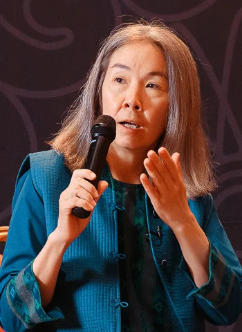 Қыз досының жігітімен жыныстық қатынасқа түскенін видеоға түсіріп, видеоға пікір қалдырады. Ер адам əйелді сигип досының қынапшасын жалайды.