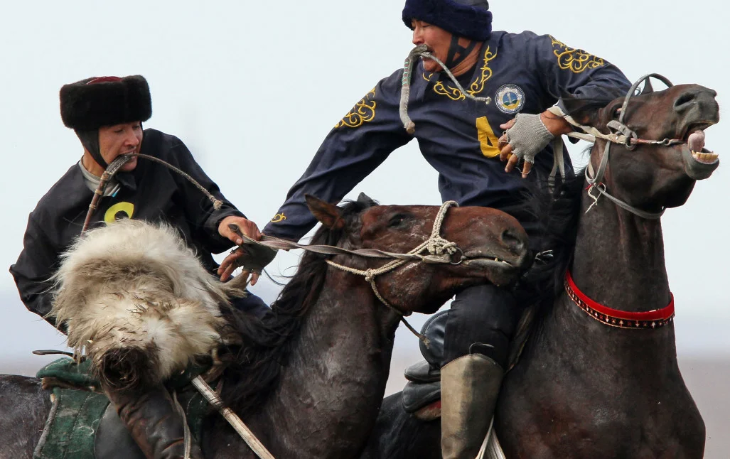 Көз жасына арналған анальды порно Клубта қабырға арқылы жыныстық қатынас