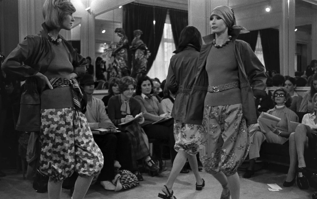 Брюнетка порно джинсы Жетілген әйелдермен HD секс бейнелері