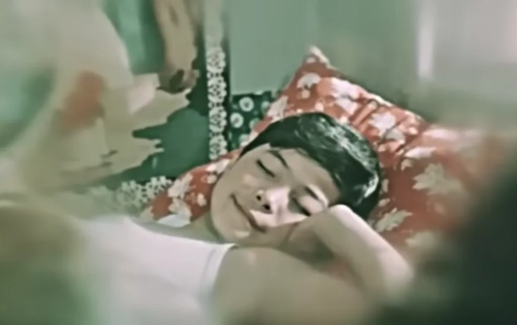 Әдемі қызды былғап жатқан адамдардың тобын қараңыз.