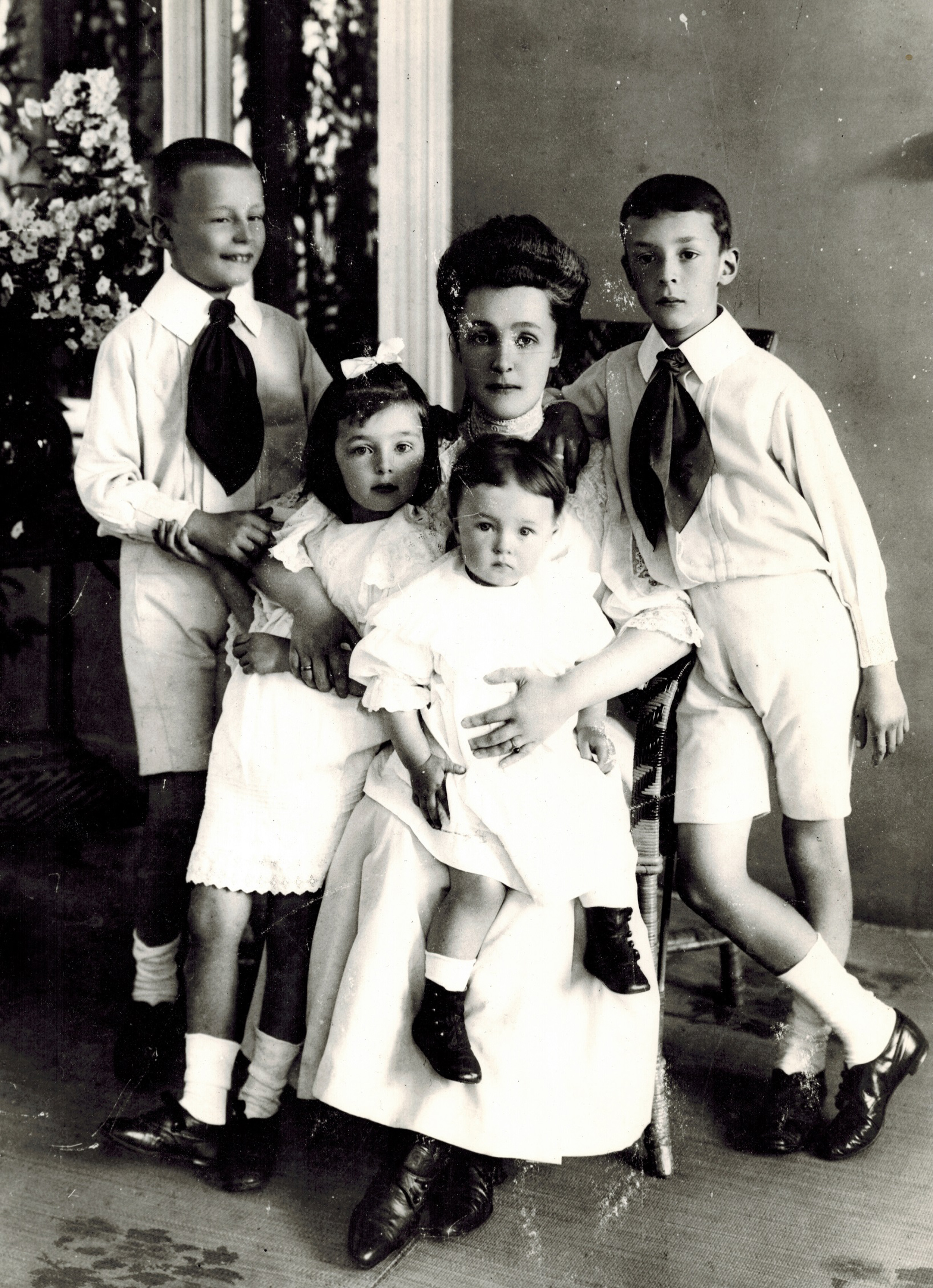 Елена Ивановна Набокова балалары Сергей, Ольга, Елена және Владимирмен. Жеке коллекция/Getty Images