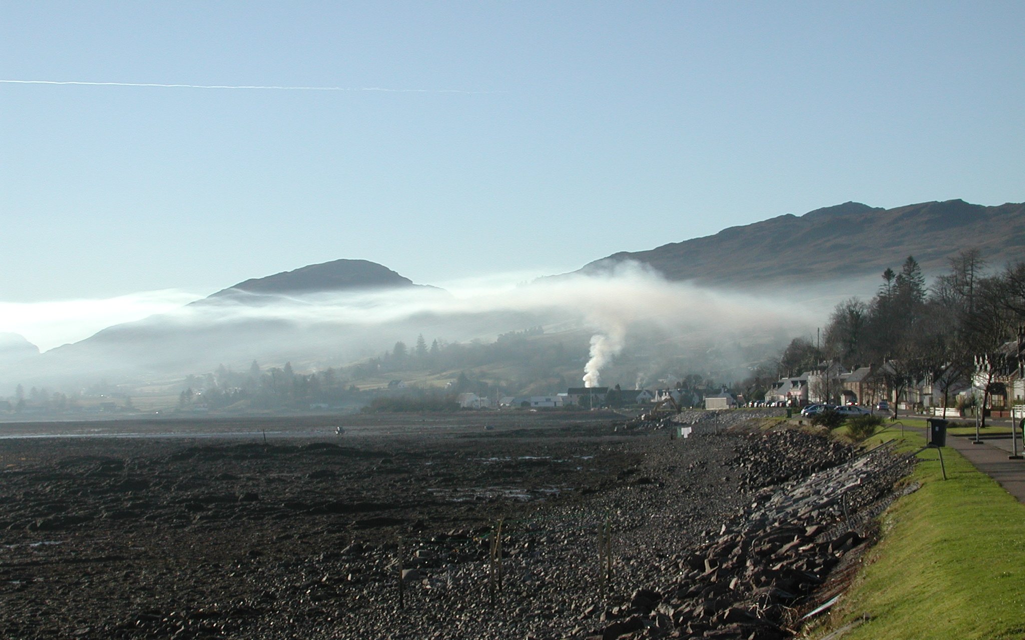 Rising smoke in Lochcarron forms a ceiling over the valley due to a temperature inversion. The picture was taken on an afternoon in January after a cold night/JohanTheGhost/Wikimedia Commons