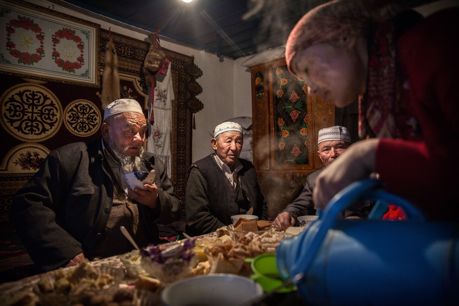 Казахские Охотники с орлами/ с ястребами в горах уезда Цинхэ, Синьцзян, северо-западный Китай/Photo by Kevin Frayer/Getty Images