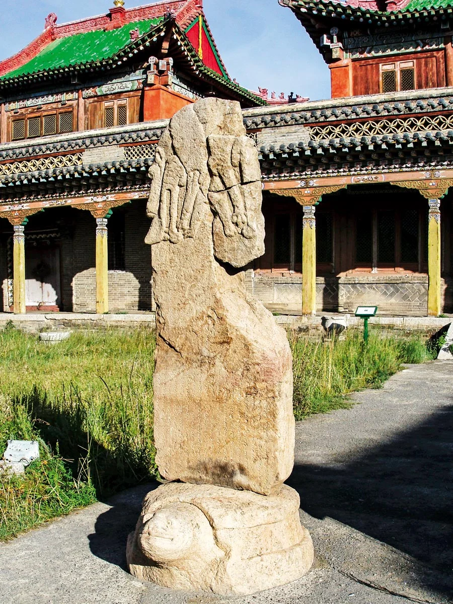 Ричард Мортел. Бугутская стела — памятник тюркской письменности с изображением волка. Монголия, 6 век н.э. / Flickr  