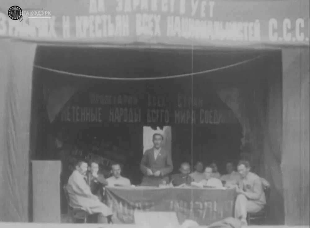 Выступление Ораза Жандосова на народной демонстрации в честь празднования пятилетия образования КазАССР. Кызылорда,  1925 / ЦГА КФДЗ