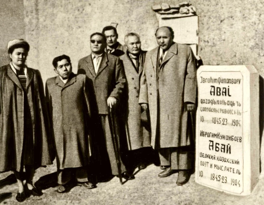 Последний приезд Мухтара Ауэзова на родину. У могилы Абая. 1957 год / Государственный историко-культурный и литературно-мемориальный музей-заповедник Абая «Жидебай-Бөрілі»