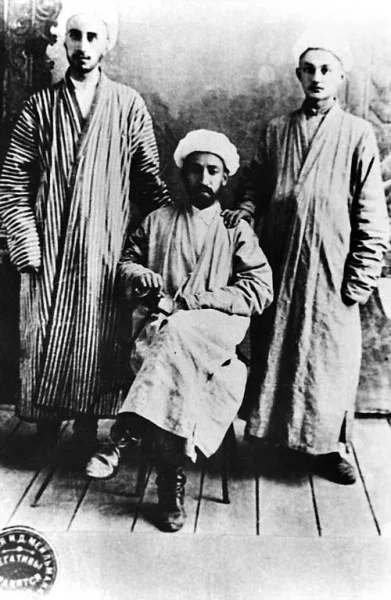 Abdurauf Fitrat (center) with colleagues. Bukhara, 1908 / Wikimedia Commons