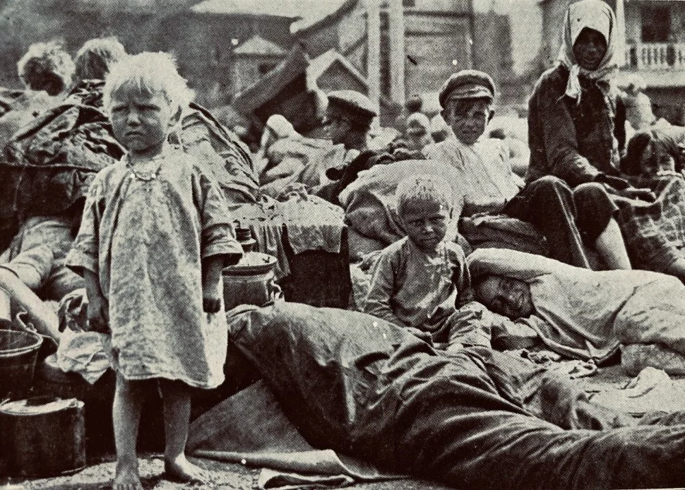 «La Famine en Russie» иллюстрациялар альбомы. Женева, 1922 жыл / Сәбит Шілдебайдың жеке коллекциясынан Альбом иллюстраций