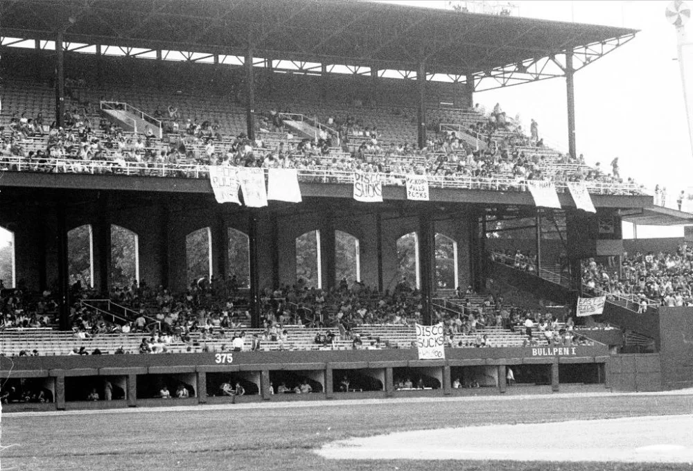 Disco Demolition Night. General view of Comiskey Park during an anti-disco promotion where unfurled banners read such things as «Disco Sucks» and «Rock Rules» (as well as, incongruously, «Hi Harry»), Chicago, Illinois, July 12, 1979/Paul Natkin/Getty Images