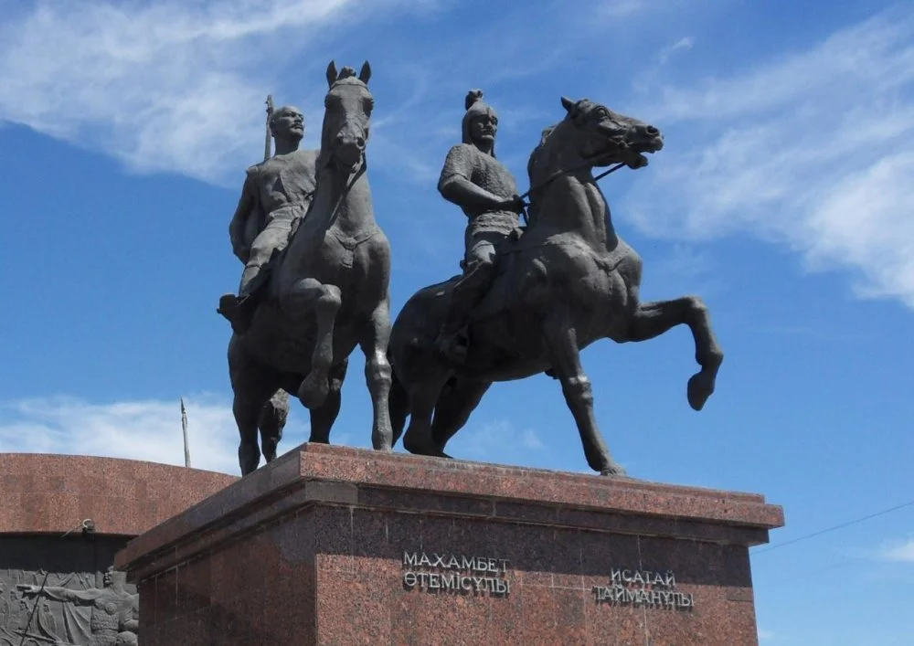 Памятник Исатаю Тайманову и Махамбету Утемисову / Из открытых источников