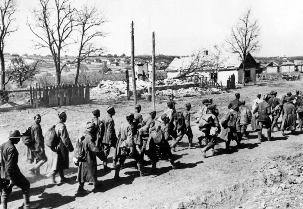 Концлагерьге бара жатқан кеңестік тұтқын сарбаздар. Украина, 1942 жылдың мамыры / Heinrich Hoffmann / Mondadori / Getty Images