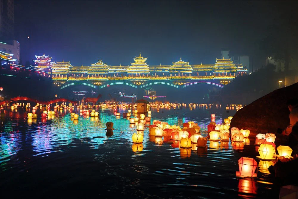 Речные фонари зажжены в честь фестиваля духов в Гуйлине/Visual China Group via Getty Images/Visual China Group via Getty Images