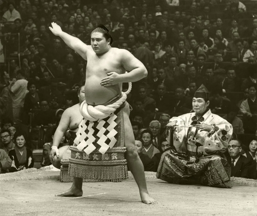 Ёкодзуна, сумо чемпионы Тайхо Осакада өткен көктемгі турнирде, Жапония. 1964 жыл / The Asahi Shimbun via Getty Images