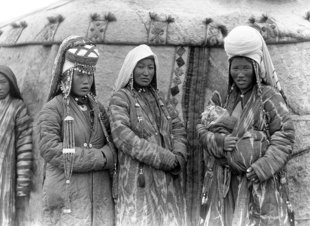 Кыргызские женщины. Кыргызстан, Субаши, 1930-е годы / Getty Images