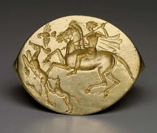 Бұғы аулау бейнеленген алтын сақина, б. з. б. 450-400 жж. Museum of Fine Arts, Boston/Wikimedia Commons