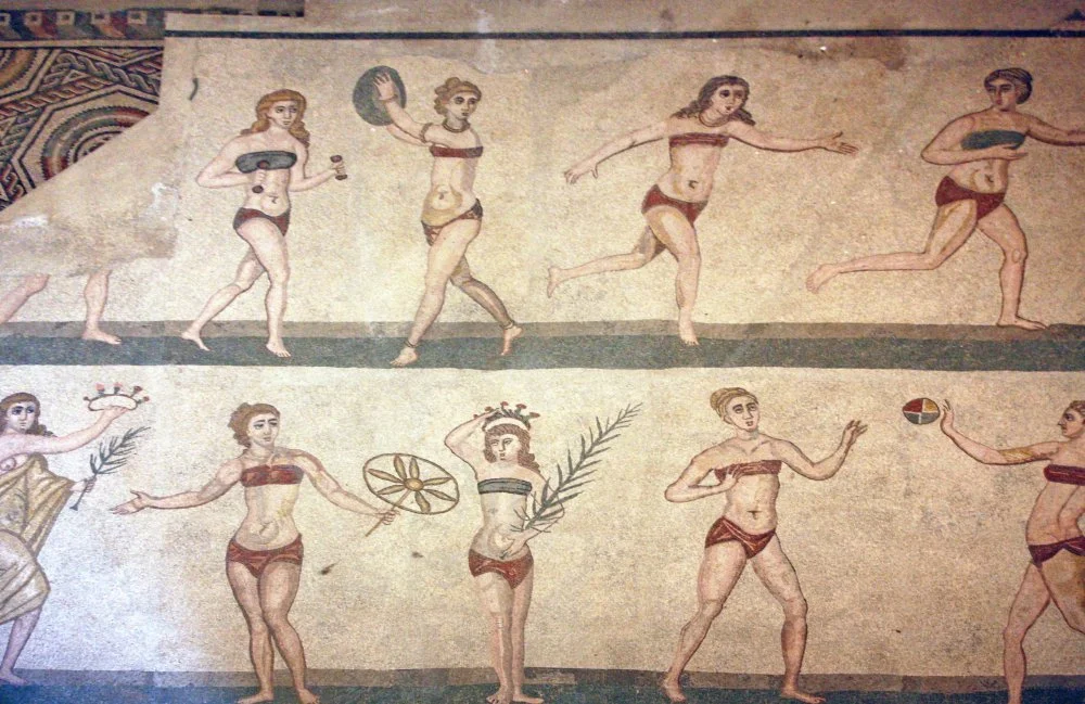 Roman women playing at sports. Mosaic at the Villa Romana del Casale near Piazza Armerina in Sicily, IVe siècle après JC /Kenton Greening/Wikimedia Commons