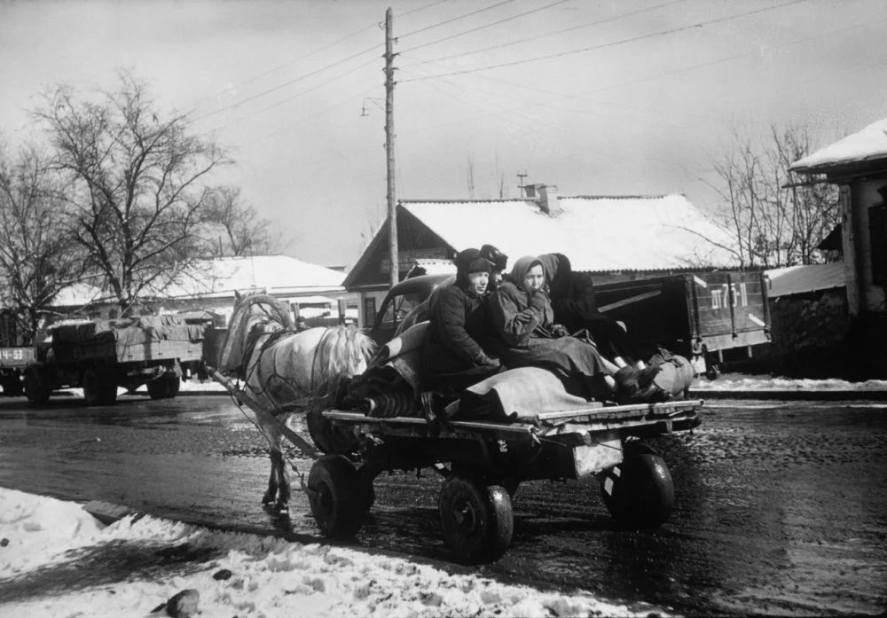 Семья и их вещи на конной повозке/Jerry Cooke/Corbis via Getty Images