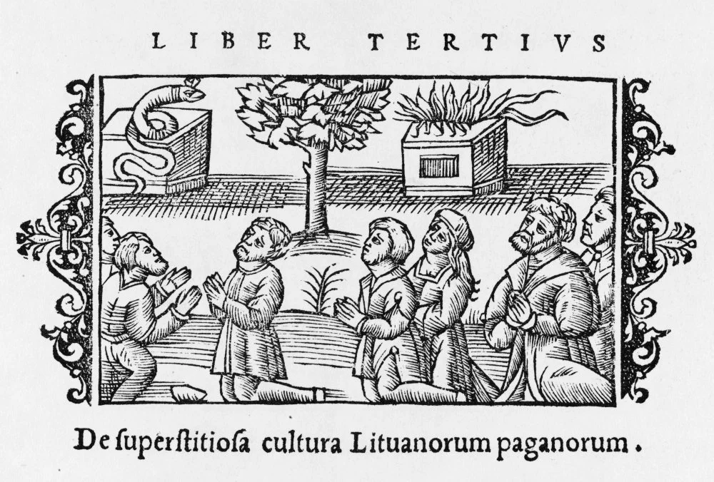 Olaus Magnus “On the Heathen Lithuanians Idolatrous”. The woodcut shows praying people and two altars, one with a snake and one with a fire. Oak tree is at the centre/ Alamy