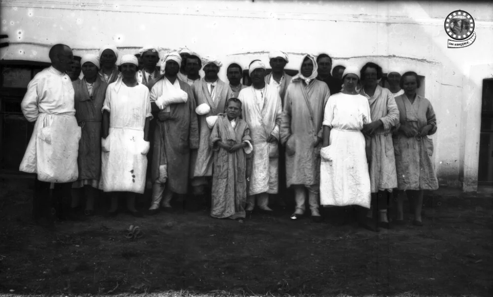 Группа больных строителей Турксиба и медицинский персонал. 1928–1930 годы / ЦГА КФДЗ