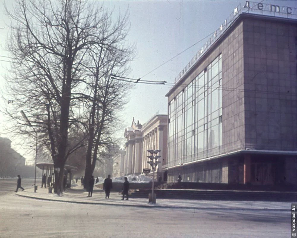 Здание универмага «Детский мир» на Коммунистическом проспекте Алма-Ата 1965 год/из открытого доступа
