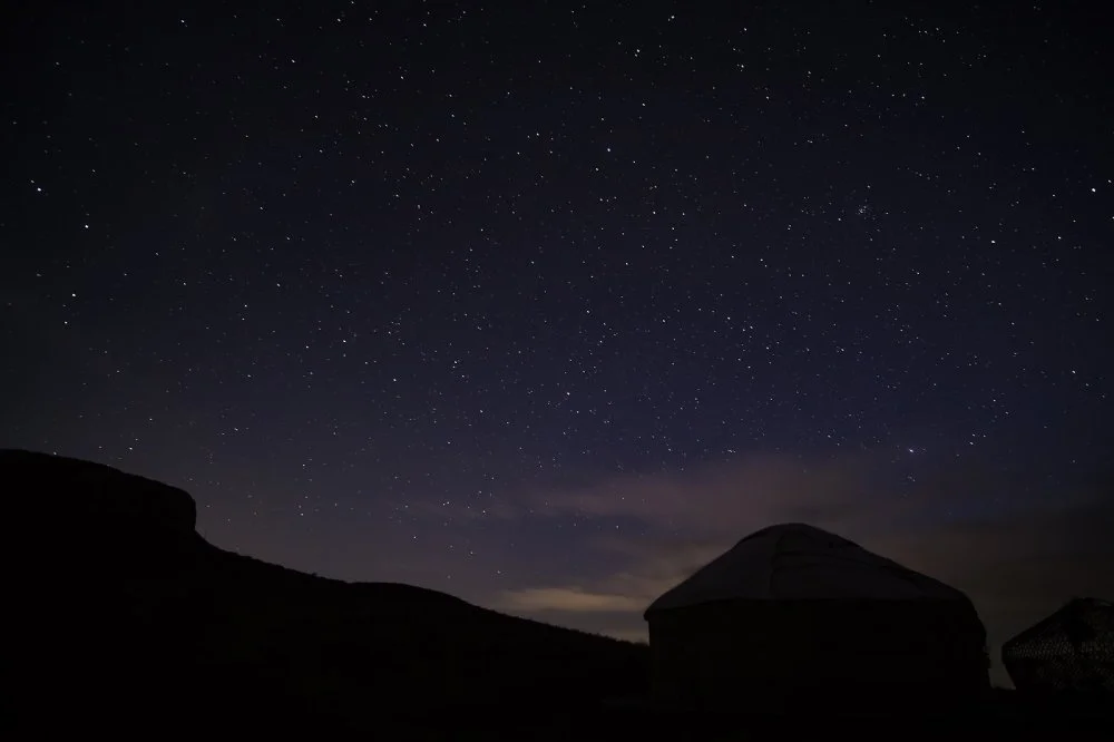 Юрты на фоне ночного неба. 2023 год / Getty Images