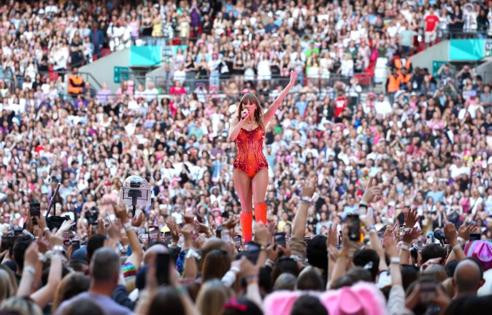 Тейлор Свифт 2024 жылы 22 маусымда Лондонда, Англияда Уэмбли стадионында «Taylor Swift | The Eras Tour» кезінде сахнада өнер көрсетуде. Лондон, Англия/Kevin Mazur/TAS24 / Getty Images for TAS Rights Management