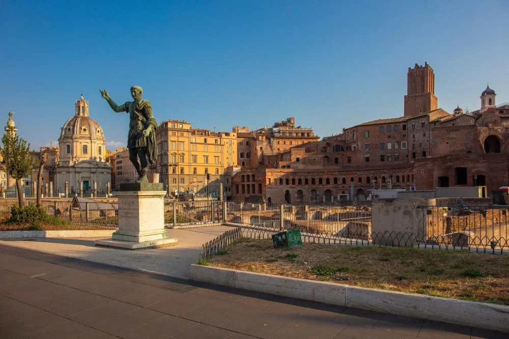 Dei Fori Imperiali көшесінде орналасқан император Траянның мүсіні. Рим, Италия / Alamy