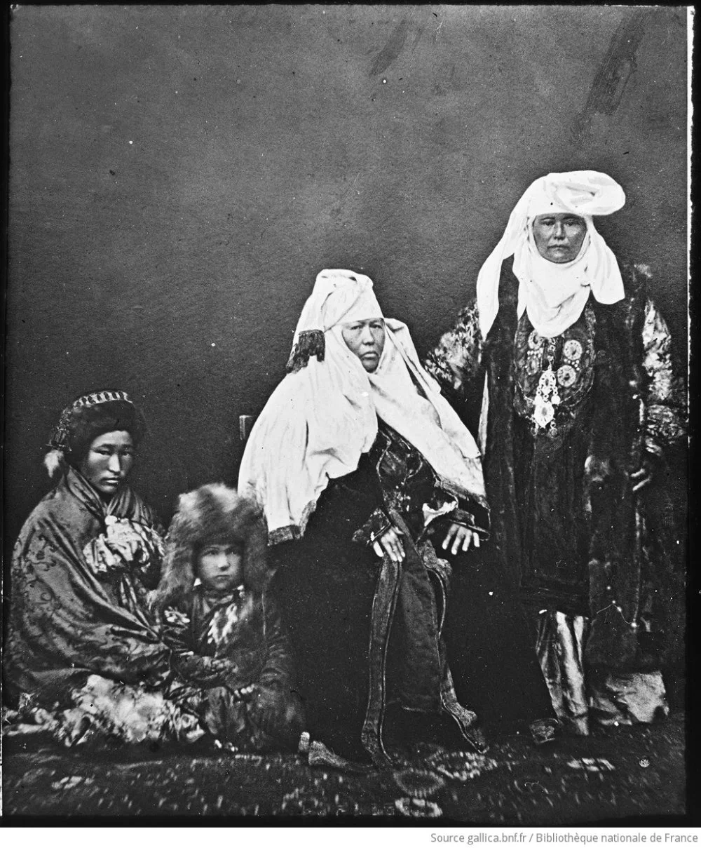Семья состоятельных казахов, Семипалатинск, 1877 / Gallica.bnf.fr / Bibliothèque nationale de France