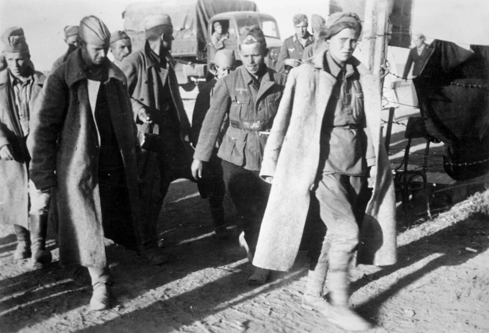 Шығыс майдандағы тұтқынға түскен кеңес жауынгерлері. 1942 жыл / Alamy
