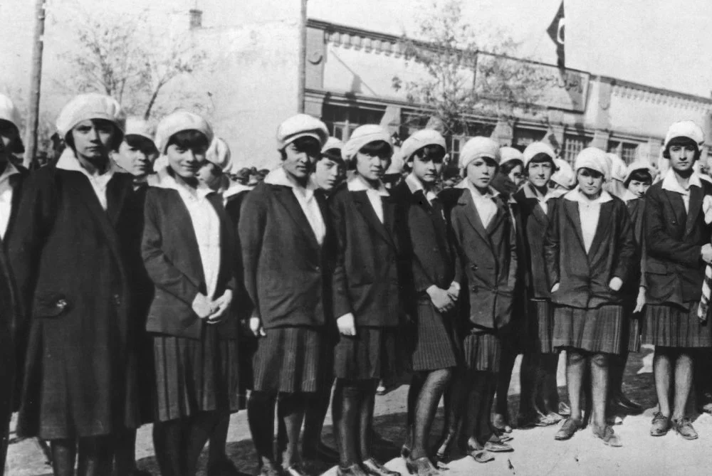 Орта мектептегі оқушы қыздар. Анкара, шамамен 1935 жыл / Getty Images