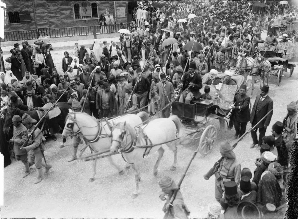 Хусейн ибн Али доставляет священный ковер в Иерусалим в 1914 году; шериф находится в карете вместе с муфтием Иерусалима/medium: G. Eric and Edith Matson Photograph Collection/Wikimedia Commons