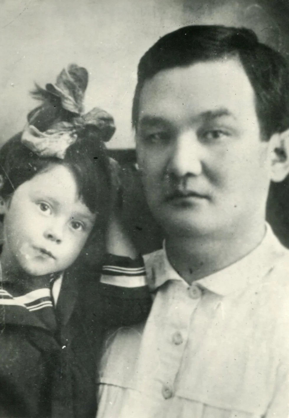 Назир Торекулов (Төреқұлов) с дочерью Анель, 1930-е годы / Wikimedia Commons