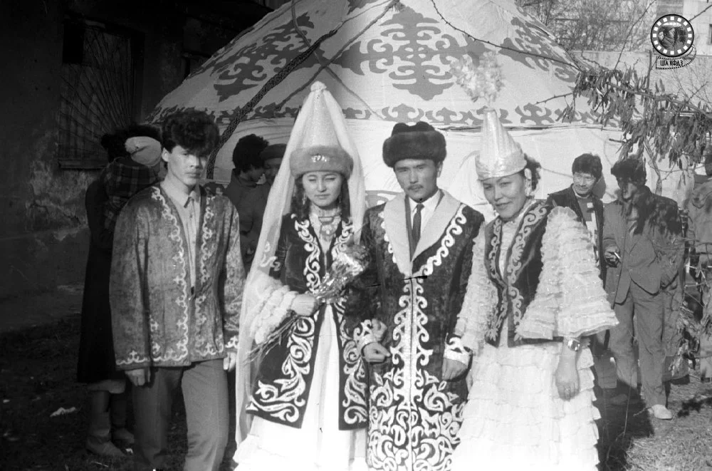 З. Тамаева. Жених и невеста, студенты АПИИЯ (КазУМОиМЯ), у юрты. Алматы, 1989 / ЦГА КФДЗ