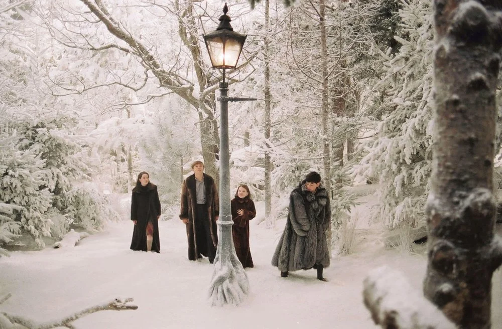 Susan , Peter (WILLIAM MOSELEY), Lucy (GEORGIE HENLEY), and Edmund (SKANDAR KEYNES) in a scene from THE CHRONICLES OF NARNIA: THE LION, THE WITCH AND THE WARDROBE, directed by Andrew Adamson/Alamy