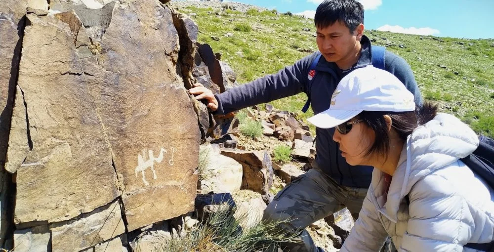 Petroglyph hunters at work/Olga Gumirova 