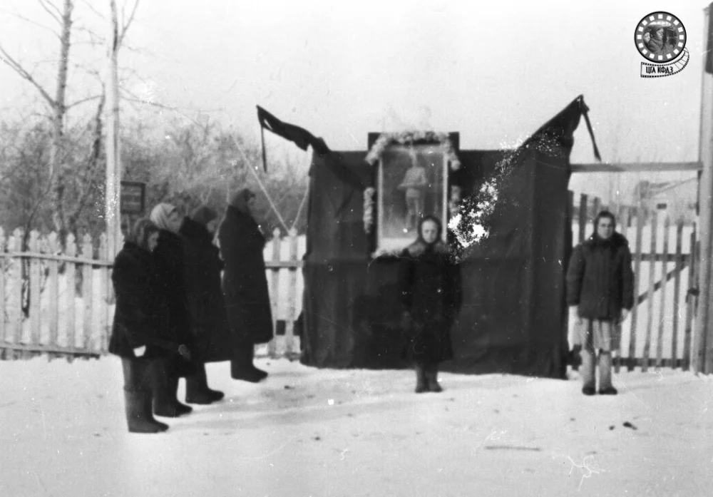 Заключенные Карлага в день смерти Сталина. Траурное мероприятие. Карагандинская область, 1953 год / Из фондов Музея истории города Алматы / ЦГА КФДЗ