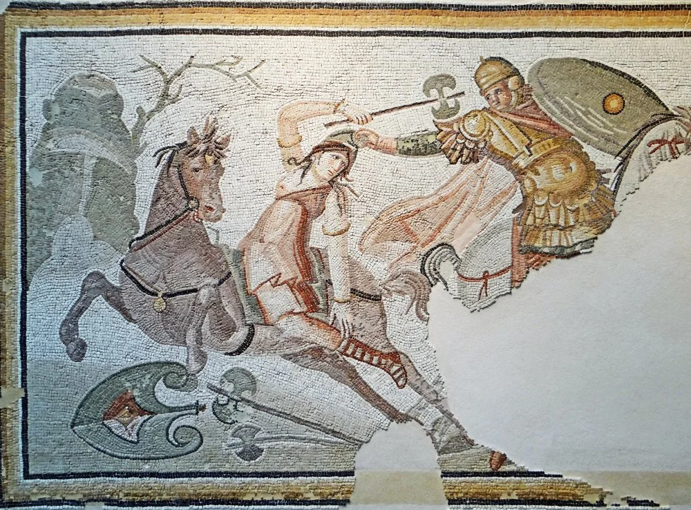 Древнеримская мозаика: воительница-амазонка, вооруженная лабрисом, сражается с гиппием, вторая половина 4 века н.э, Лувр/Wikimedia Commons 