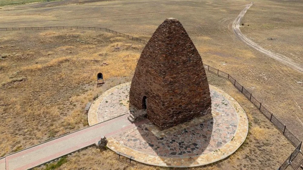 Қозы Көрпеш пен Баян Сұлу ескерткіші, 1974 жыл / Shutterstock