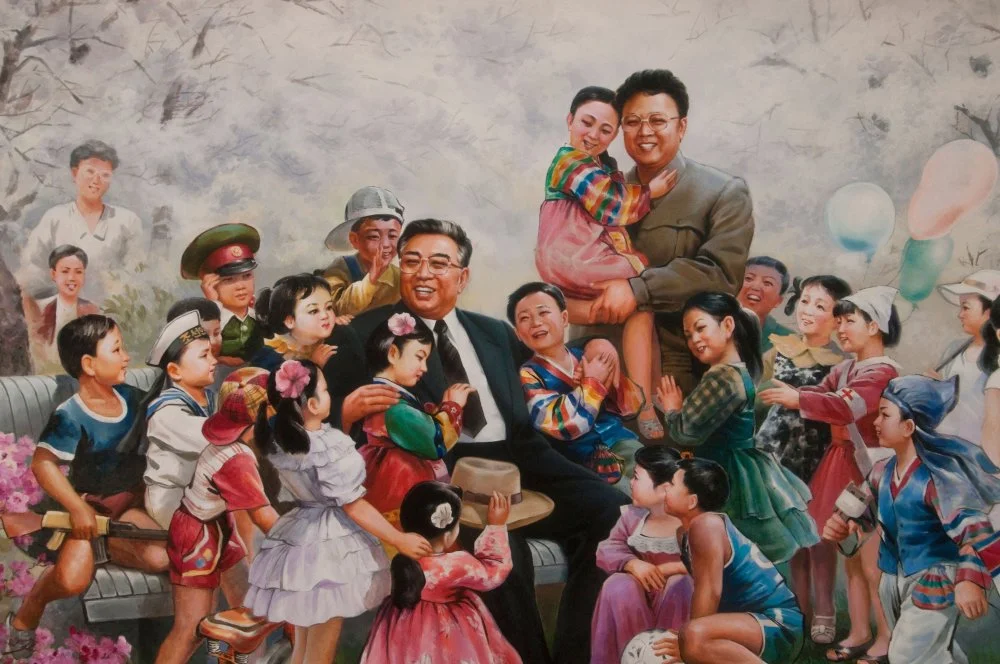 Ким Ир Сен и Ким Чен Ир — отцы нации. Картина в детском приюте в Нампо/Alamy