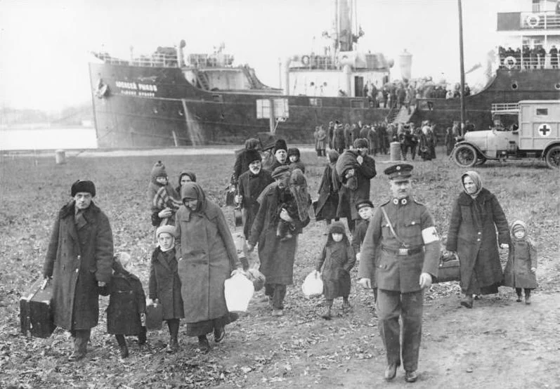 Роберт Зеннеке. ССРО-дан қашқан неміс босқындары Свинемюнде портына (қазіргі Польшадағы Свиноуйсьце) түсіп жатыр, 1929 жылғы 2 желтоқсан / Bundesarchiv, Wikimedia Commons