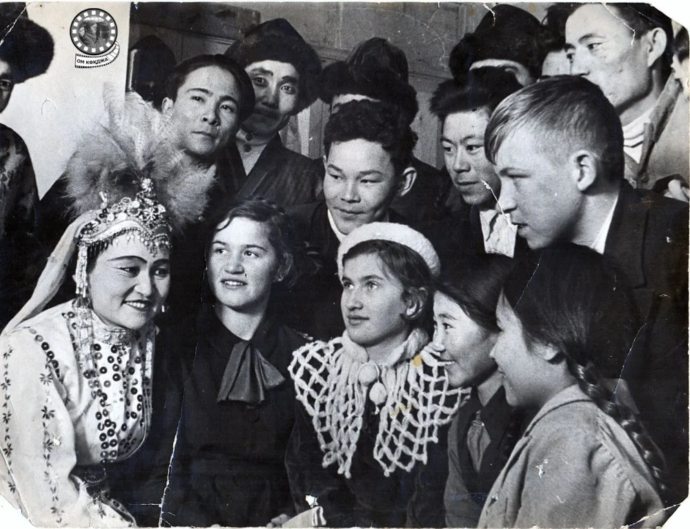 Куляш Байсеитова на встрече с поклонниками,  1930-1940 годы / ЦГА КФДЗ  