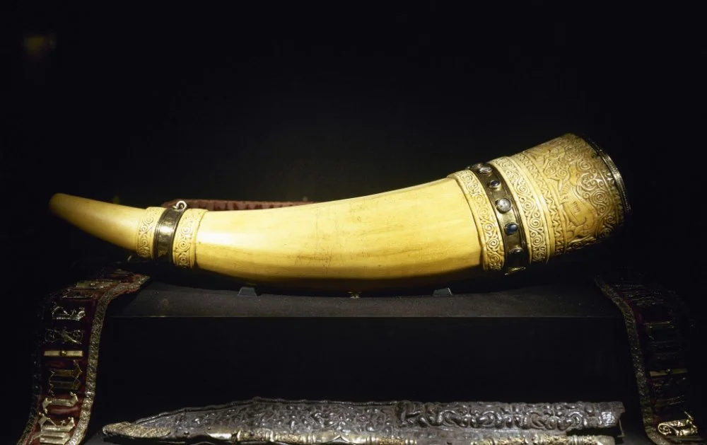 Ivory horn "Oliphant" . 1000 year/Alamy